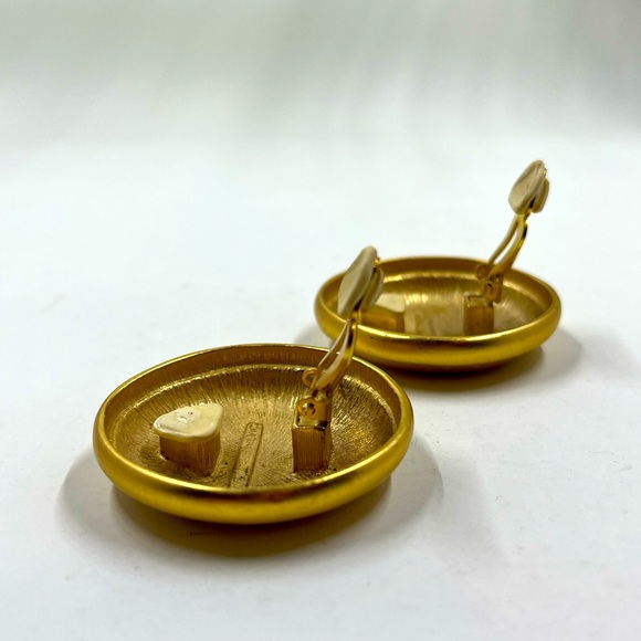 Liz Claiborne Signed Vintage Oversized Gold Clip On Earrings - Picture 9 of 10